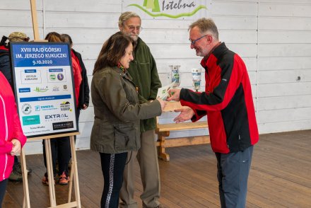 Cecylia Kukuczka wręcza nagrodę XIX Rajdu im. Jerzego Kukuczki